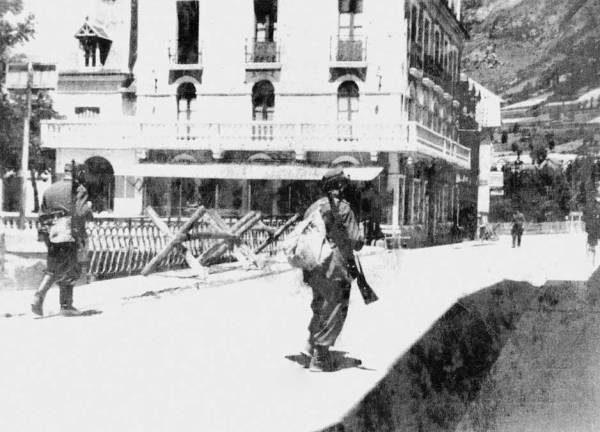 1943 : les soldats allemands devant le siège des officiers...