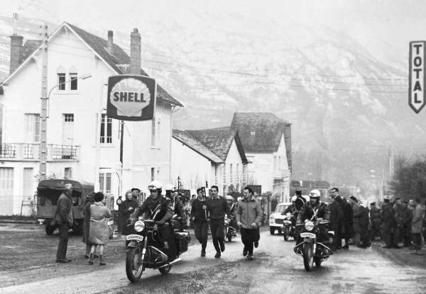 En haut d’Esquièze, entre les deux stations-service