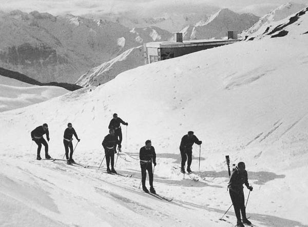 les moniteurs de Barèges franchissent le Col du Tourmalet
