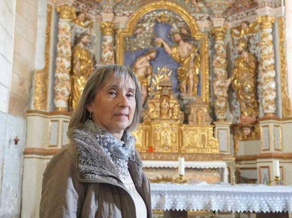 Brigitte Bellocq devant le rétable de l’église de Sère