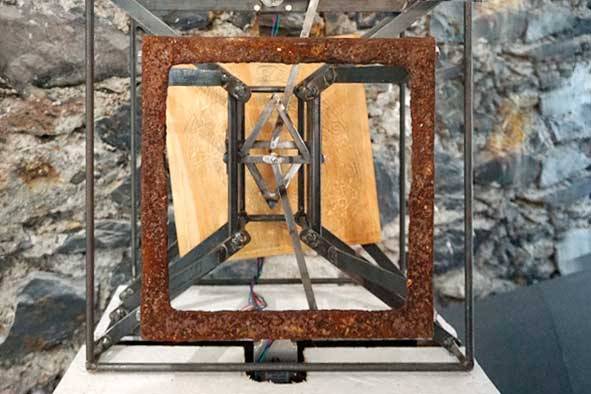 “Figure animiste”, sculpture cinétique de Pierre CAZASSUS