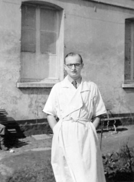 Jacques Chaudruc devant l'hôpital Saint-Joseph à Lyon