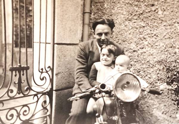 Georges et ses deux fils sur sa grosse moto...