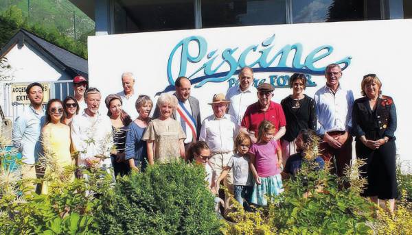 le maire Laurent Grandsimon procède au «&nbsp;baptême&nbsp;» de la piscine