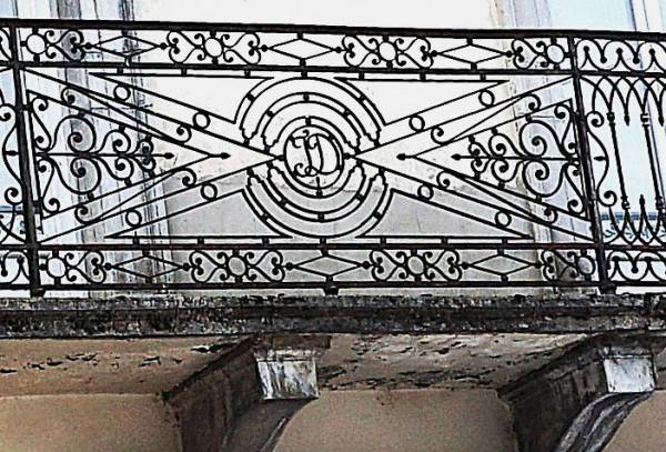 Le balcon avec le "D" de Druène