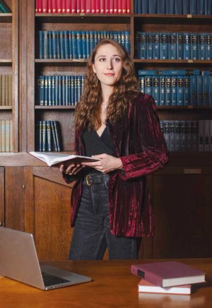 dans la bibliothèque où elle a soutenu sa thèse...