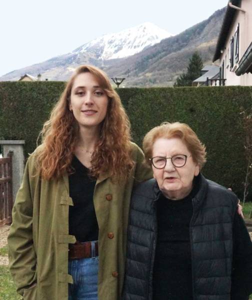 Julie avec sa grand-mère aimante, Odette Puyo...