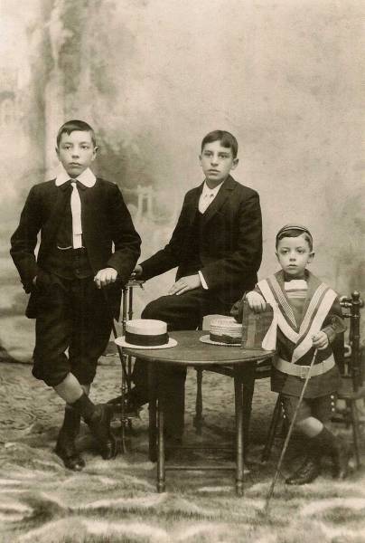 Trois des huit enfants Destrade...