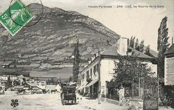 Les abords de la gare