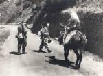 Paysanne et soldats sur la route qui descend du pont Napoléon