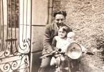 Georges et ses deux fils sur sa grosse moto...