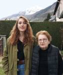 Julie avec sa grand-mère aimante, Odette Puyo...