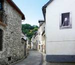 Lucien LAVANTÈS à sa fenêtre, dans la rue d'Ossun